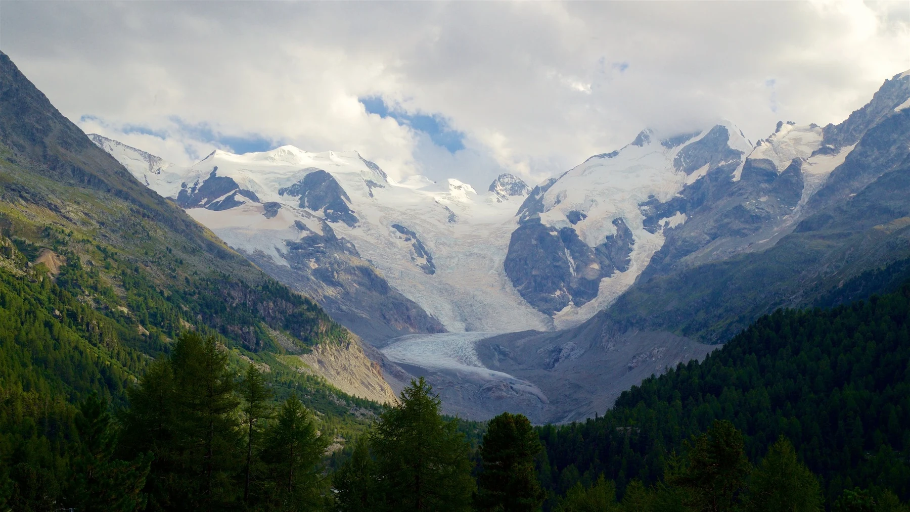 Pontresina: Un Capolavoro Geografico tra Ghiacciai e Valli Pontresina: Un Capolavoro Geografico tra Ghiacciai e Valli